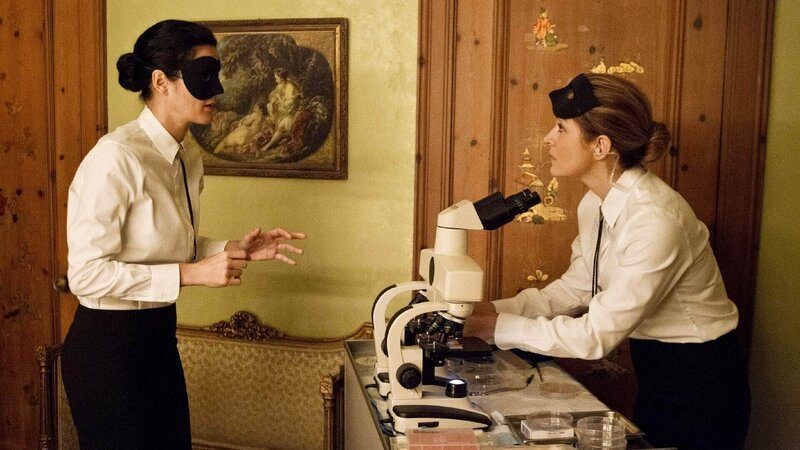 Ein Bankier, der nichts als einen Umhang und eine Maske trug, wird ermordet in einem Haus aufgefunden. Die Aufklärung des Mordfalles führt Jane Rizzoli (Angie Harmon, l.) und Maura Isles (Sasha Alexander) in die höchsten Kreise der Gesellschaft … – Bild: RTL /​ Warner Bros. International Distribution