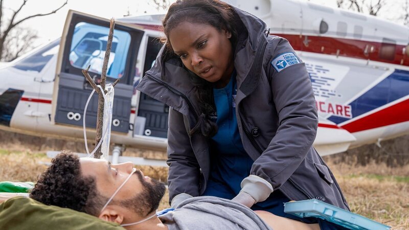 Erste Hilfe auf dem Feld nach Notlandung: Henderson Wade als Dr. Loren Johnson, Marlyne Barrett als Maggie Lockwood – Bild: SRF/​NBC Universal