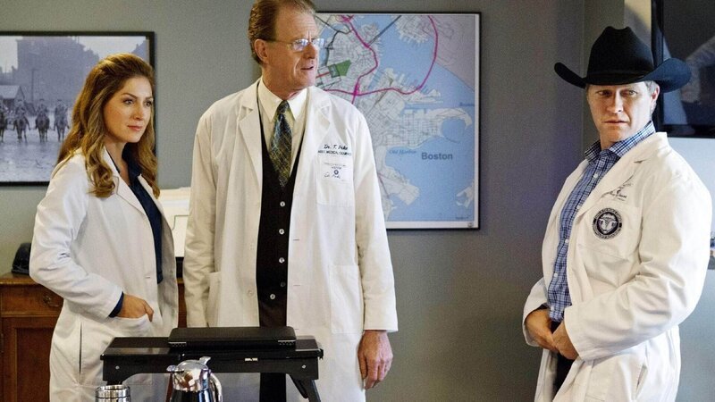 Maura Isles (Sasha Alexander) ist auf einer Pathologen-Tagung mit ihrem Busenfeind Dr. T. Pike (Ed Begley Jr., M.) und dem texanischen Charmeur Dr. Billy May Higgins (Craig Morgan). Wissen die beiden etwas über den Tod eines Psychologen-Paares? – Bild: TVNOW /​ Warner Bros.