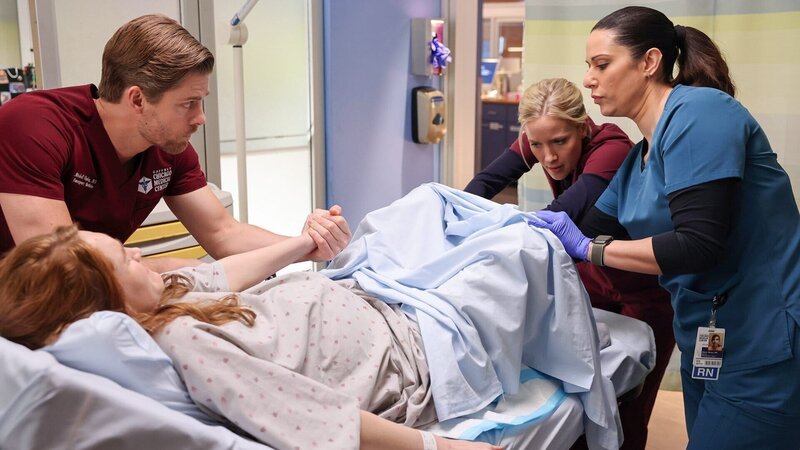 Chicago Med Staffel 9 Folge 11 Eine komplizierte Diagnose: Luke Mitchell als Dr. Mitch Ripley, Jessy Schram als Dr. Hannah Asher – Bild: SRF/​NBC Universal