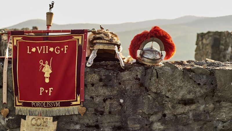 Eine Flagge und zwei Helme – Bild: ZDF