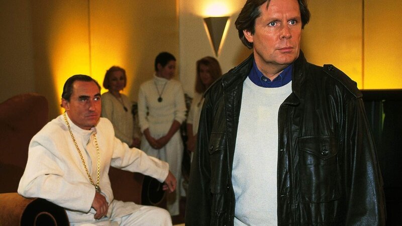 Dr. Stefan Frank (Sigmar Solbach, r.) und Sektenführer Browing (Andreas Lansky) – Bild: MG RTL /​ Elke Werner