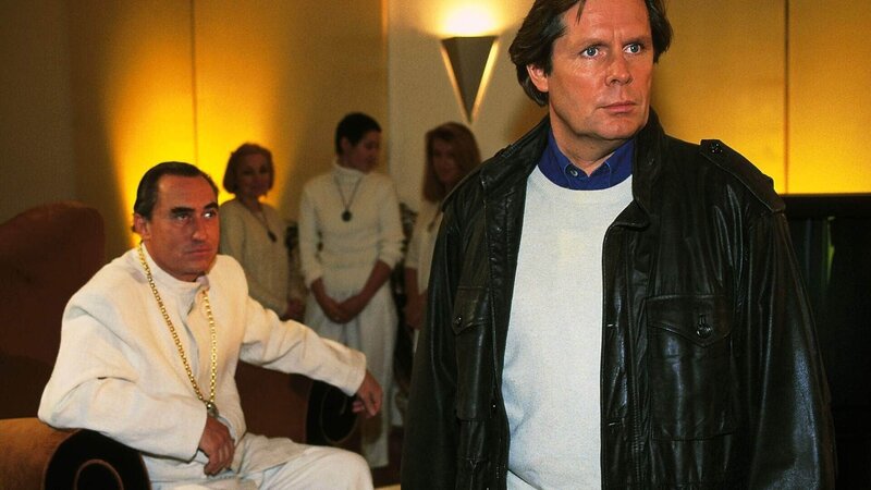 Dr. Stefan Frank (Sigmar Solbach, r.) und Sektenführer Browing (Andreas Lansky) – Bild: MG RTL /​ Elke Werner