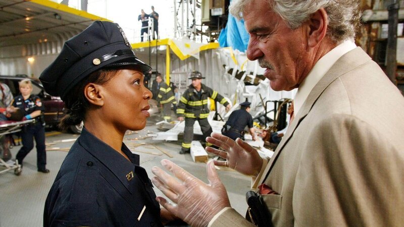 Auch Det. Fontana (Dennis Farina) stellt Nachforschungen am Tatort an. – Bild: RTL
