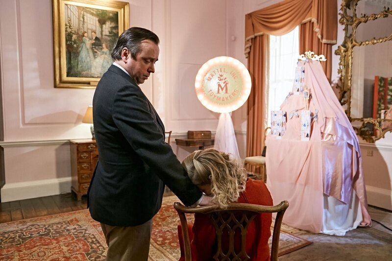 Drei Jahre nahmen sich Ruth (Miranda Hennessy) und Elliot Handler (Dan Tetsell) für die Entwicklung der Barbie. Doch die Puppe stieß zunächst auf wenig Gegenliebe. – Bild: THE HISTORY CHANNEL /​ A+E Networks
