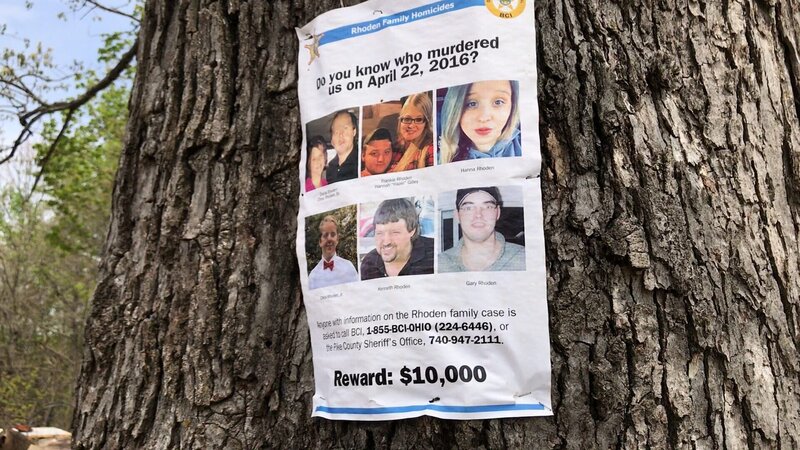 Plakate von ermordeten Menschen an einem Baum – Bild: ukmcr /​ Crime + Investigation /​ Hearst
