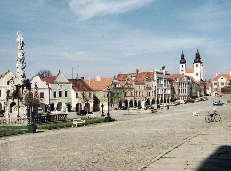 Häuserfassade am Marktplatz in Telc, mit Mariensäule – Bild: ZDF und SWR