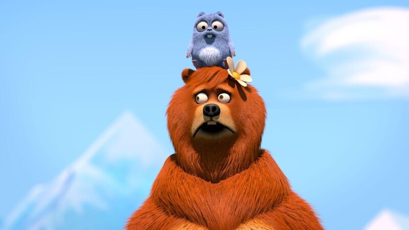 Die Bärendame betrachtet die Situation. Durch einen Schlag auf den Kopf denkt sie, sie sei einer der Lemminge. Grizzy jedoch versucht, ihren Kopf durch einen gezielten Schlag wieder gerade zu rücken.  +++ – Bild: Frau Lemming /​ © Studio Hari S.A.R.L.