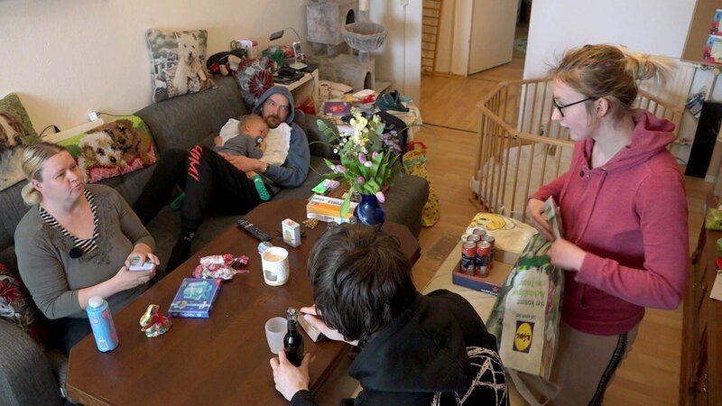 Sandra mit ihrer Familie. – Bild: RTLZWEI
