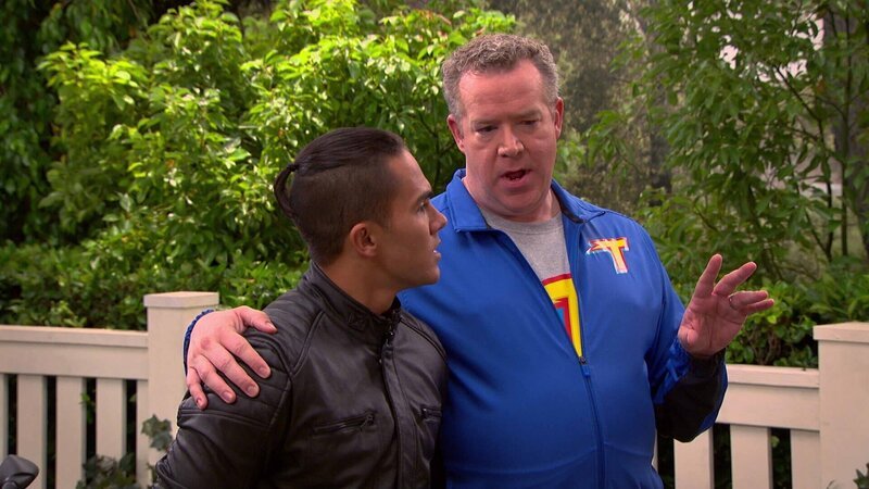 L-R: Tech Rider (Carlos PenaVega), Hank Thunderman (Chris Tallman) – Bild: ViacomCBS