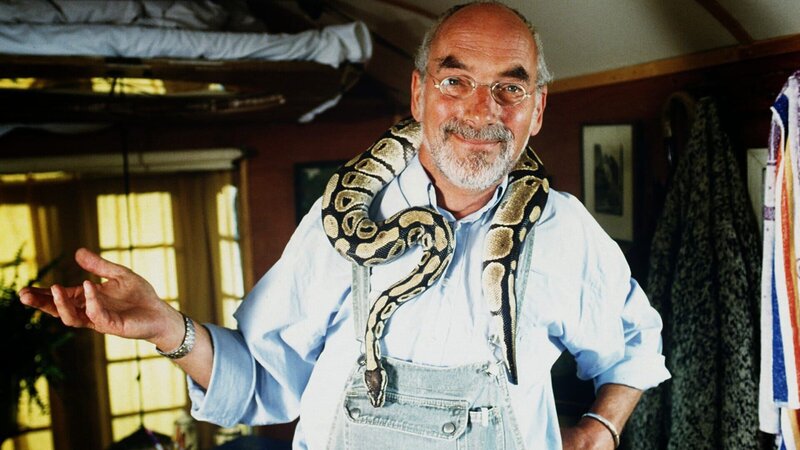 Peter (Peter Lustig) hat eine neue Freundin – „Samantha“ – einen Königspython. Samantha soll ihm zu einem besonderen Auftritt in Bärstadts „Indischer Nacht“ verhelfen. – Bild: Honorarfrei – nur für diese Sendung bei Nennung ZDF und Christiane Pausch.