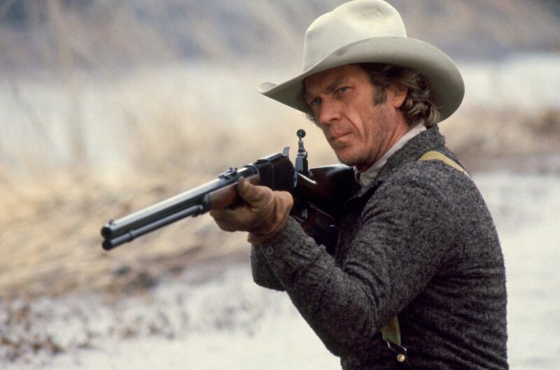 Ein Blick, ein Treffer: Mit dem Gewehr kann Tom (Steve McQueen) umgehen wie kein anderer. – Bild: Warner Bros. Entertainment Ein Blick, ein Treffer: Mit dem Gewehr kann Tom (Steve McQueen) umgehen wie kein anderer. – Bild: Warner Bros. Entertainment