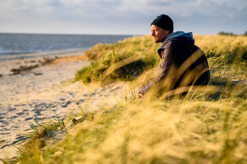 Lars Röding (Stefan Konarske) ist in Gedanken versunken. – Bild: Willi Weber /​ ZDF Enterprises GmbH