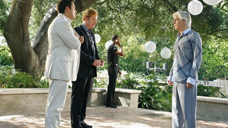 Die Rekonstruktion des Vorabends der gescheiterten Hochzeit führt Ryan Wolfe (Jonathan Togo, l.) und Horatio Caine (David Caruso, 2.v.l.) zu dem Hotelunternehmer Clay Bennett (Philippe Brenninkmeyer). – Bild: TVNOW /​ CBS