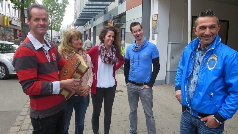 Von links: Norbert, Kordula, Janina, Marcel und Trödelexperte Mauro Corradino.Von links: Norbert, Kordula, Janina, Marcel und TrĂ¶delexperte Mauro Corradino. – Bild: RTL Zwei