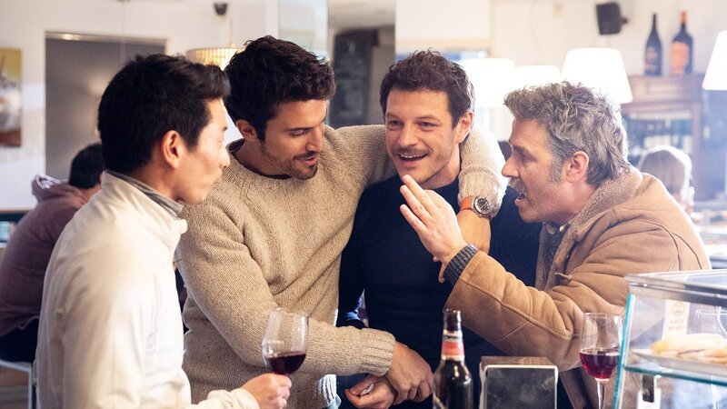 Yun Soo, Roberto und Luca feiern mit ihrem neuen Bekannten Luís (von li nach re: Alberto Jo Lee, Álex González, Andrea Bosca, Joao Reis).  Verwendung nur in Verbindung mit Programmkommunikation. Jede andere Nutzung ist untersagt. – Bild: Tres Caminos /​ La Diapo fotografía