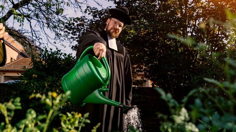 Philipp gießt die Blumen im Garten. – Bild: HR/​rbb/​AV Medien Film & Fernsehen GmbH