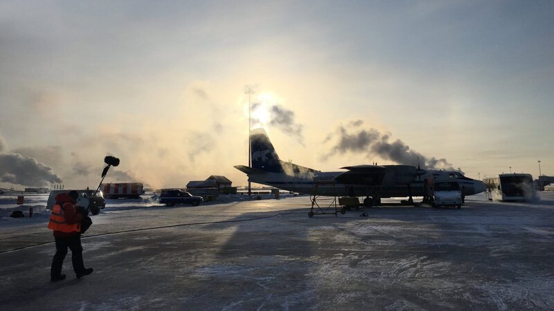 Im sibirischen Jakutsk befindet sich der kälteste Flughafen der Welt. Bei minus 45 Grad Maschinen startklar zu machen, ist eine extreme Herausforderung für das Bodenpersonal. Ein Beispiel dafür, wie die Millionenstadt über den Wolken funktioniert. – Bild: ZDF und Russell Leven