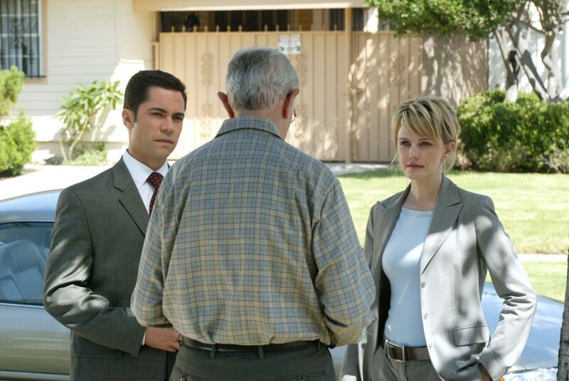 Ein 60 Jahre zurückliegender Mordfall beschäftigt Det. Lilly Rush (Kathryn Morris, r.) und Det. Scott Valens (Danny Pino, l.). Sie hoffen, dass Nelson (Joseph Campanella, M.) ihnen weiterhelfen kann … – Bild: Warner Bros. Television