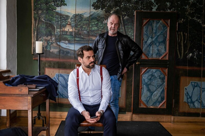 Oskar Schütz (Marek Erhardt, r.) befragt Dr. Stefan Opitz (Florian Kleine, l.), den Geschäftspartner und Freund des Opfers. – Bild: manju.de /​ ZDF