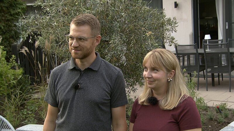 Frank Riese und Benjamin Balsam testen die handwerklichen Fähigkeiten von Marcelina (r.) und Tobias (l.) Utz. – Bild: ZDF und Gunther Weber
