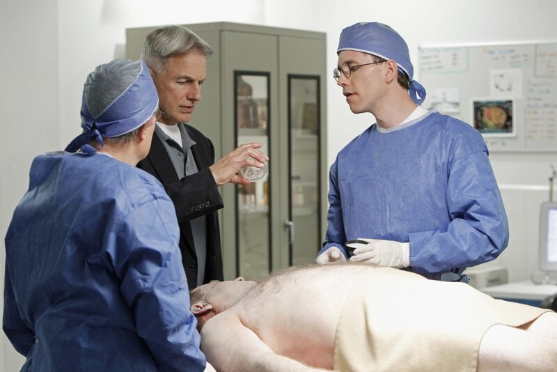 Versuchen herauszufinden, was die Todesursache ist: Jimmy (Brian Dietzen, r.), Ducky (David McCallum, l.) und McGee (Sean Murray, M.) … – Bild: CBS Television
