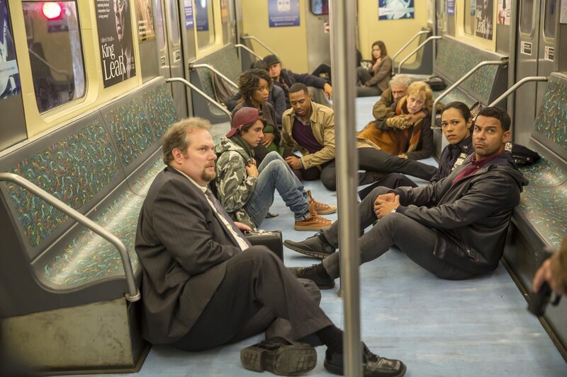Ein bewaffneter Mann nimmt zahlreiche Fahrgäste einer U-Bahn als Geiseln, darunter befindet sich auch Detective Esposito (Jon Huertas, vorne r.) … – Bild: ABC Studios Lizenzbild frei