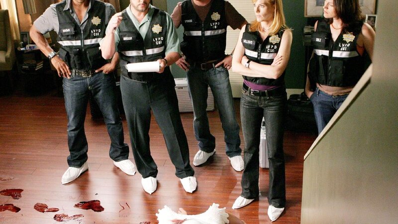 Ein tödlicher Unfall ruft die Spezialisten des CSI (v.l.: Gary Dourdan, William Petersen, George Eads, Marg Helgenberger, Jorja Fox) auf den Plan: Becky Lester (Komparsin) liegt blutüberströmt und regungslos auf der Treppe. Ist ihr Mann der Mörder? – Bild: TVNOW /​ CBS