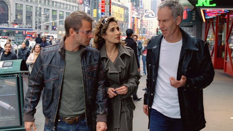 Danny (Carmine Giovinazzo, l.) und Stella (Melina Kanakaredes) statten John McEnroe (spielt sich selbst) einen Besuch ab. Ob er ein Alibi für den Mordabend vorweisen kann? – Bild: VOX