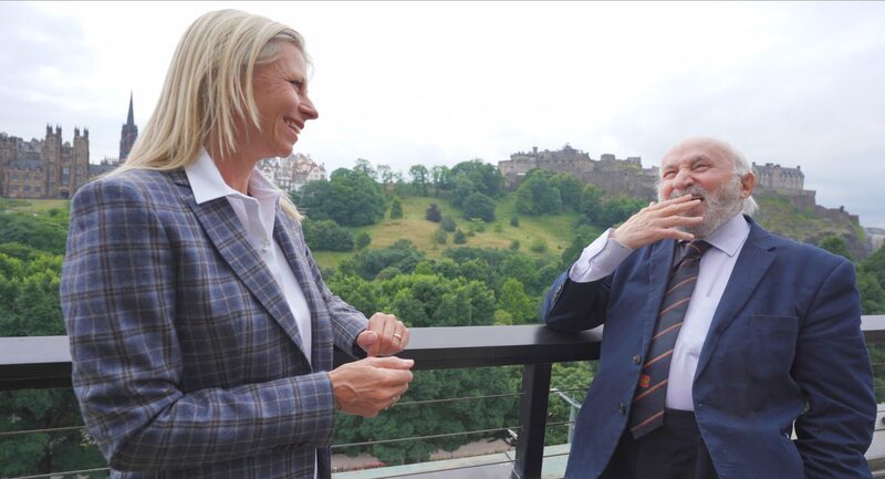 Großbritannien-Korrespondentin Eva Pöcksteiner mit Richard Demarco alias Mr. Festival , der 91-Jährige ist seit der ersten Stunde Teil des Edinburgh Festival und kennt Entstehungsgeschichte wie kein anderer. – Bild: ZDF und ORF