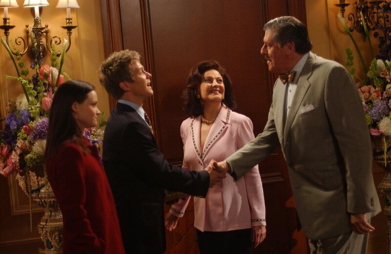 Die Großeltern von Rory (Alexis Bledel, l.) können es nicht fassen, dass ihre Enkelin mit einem Huntzberger zusammen ist. Daher laden Emily (Kelly Bishop, 2.v.r.) und Richard (Edward Herrmann, r.) Logan (Matt Czuchry, 2.v.l.) zum gemeinsamen Essen ein und überhäufen das junge Paar nur so mit Komplimenten … – Bild: 2004 Warner Bros. Lizenzbild frei