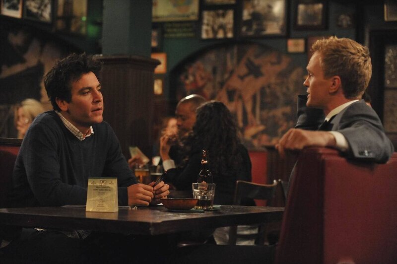 Streiten sich darüber, wer von ihnen zuerst eine hübsche Frau ansprechen darf: Ted (Josh Radnor, l.) und Barney (Neil Patrick Harris, r.) … – Bild: 20th Century Fox International Television Lizenzbild frei