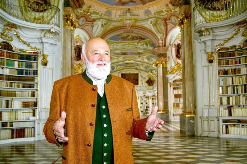 Sepp Forcher in der Stiftsbibliothek Admont. – Bild: ORF/​Anton Wieser
