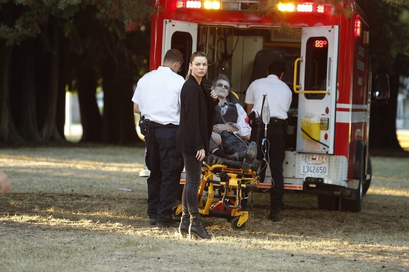 Während Chloe (Lauren German, vorne) in einem neuen Fall ermittelt, nähern sich Amenadiel und seine Mutter ein wenig an … – Bild: PLURIMEDIA (Warner Bros)