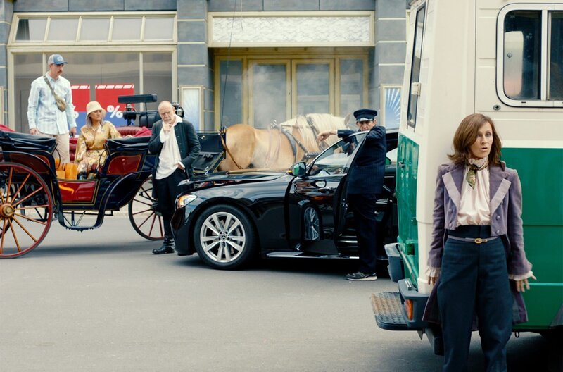 Hans List (r., Sophie Rois) versucht sich nach einem Unfall vor dem Polizisten Detlev D. Detlevsen (mitte, Bernhard Schütz) zu verstecken. – Bild: WDR/Markus Koob Schrammfilm/Salzgeber Hans List (r., Sophie Rois) versucht sich nach einem Unfall vor dem Polizisten Detlev D. Detlevsen (mitte, Bernhard Schütz) zu verstecken. – Bild: WDR/Markus Koob Schrammfilm/Salzgeber