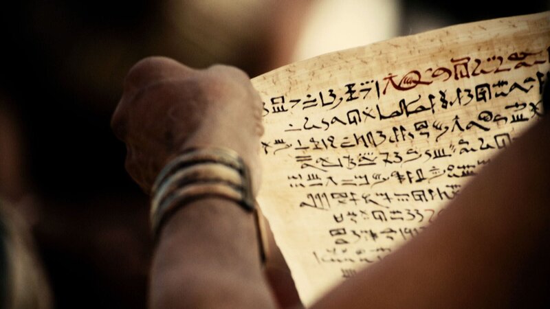 Eine Person hält einen Papyrus – Bild: zdf /​ THE HISTORY CHANNEL