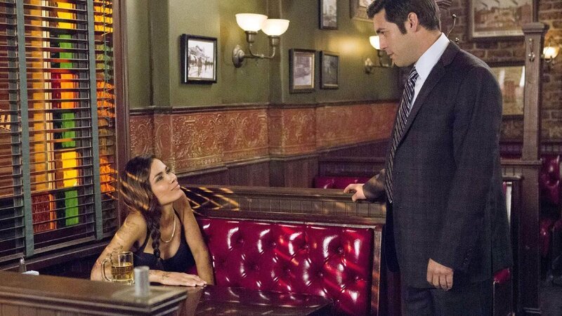 Riley Cooper (Daniella Alonso) zieht die Blicke vieler Männer auf sich, so auch die von Chris Harris (Brennan Elliott). Doch was verbirgt die junge, attraktive Frau? – Bild: VOX/​Warner Bros