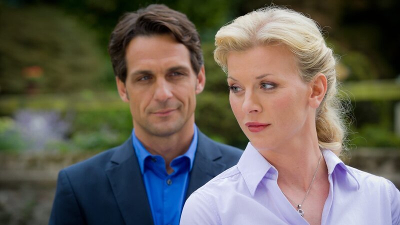 Nach anfänglichen Schwierigkeiten kommen sich Hannah (Eva Habermann) und Jonathan (Robert Seeliger) nun doch näher. – Bild: JON AILES