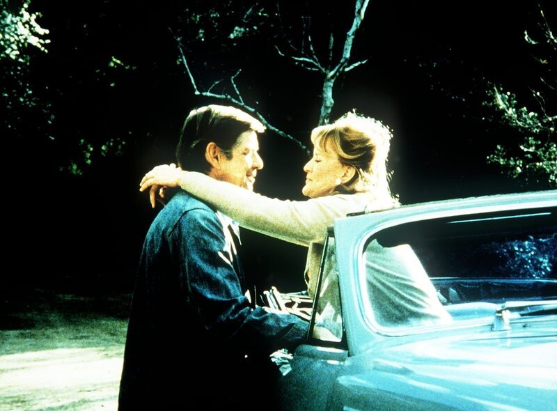 Callie May Jordan (Dorothy Tristan, r.) hat ihre alten Gefühle für John Walton (Ralph Waite, l.) wiederentdeckt. – Bild: WARNER BROS. INTERNATIONAL TELEVISION