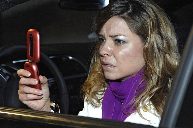 Katja (Karolina Lodyga) beobachtet, wie Natascha und Gerrit den toten Robert wieder aus der Kühltruhe holen. – Bild: Sat.1