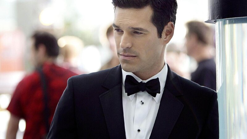 Jesse Cardoza (Eddie Cibrian) ist Gast einer Charity-Party, in dessen Verlauf ein Mann auf tragische Weise ums Leben kommt. – Bild: SUPER RTL