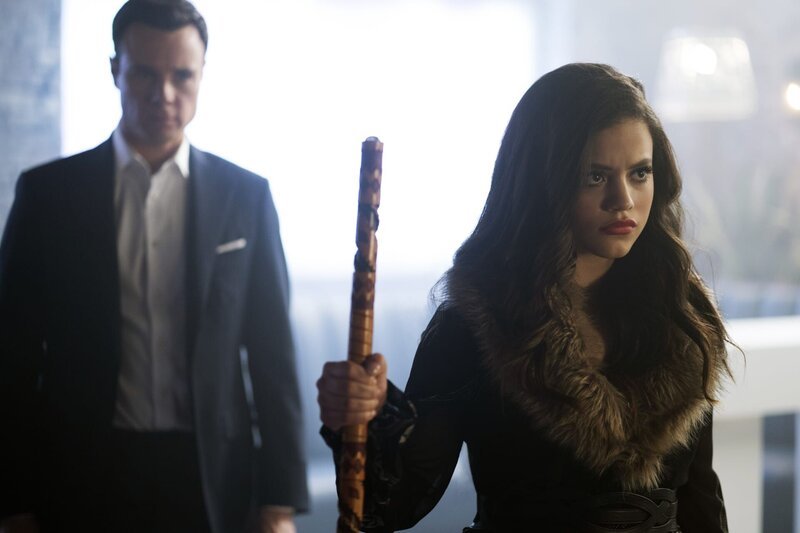 Rupert Evans (Harry Greenwood) et Sarah Jeffery (Maggie Vera) – Bild: The CW Network, LLC. /​ Colin Bentley
