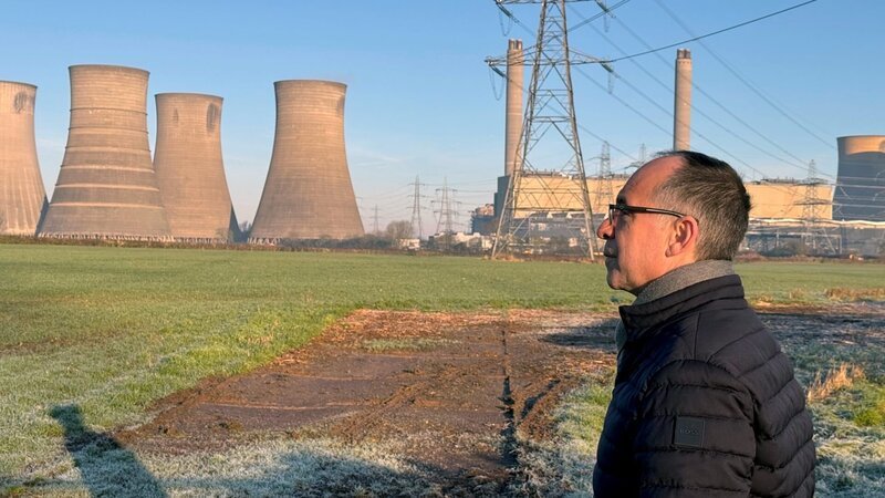 Korrespondent Jörg Winter. Im stillgelegten Kohlekraftwerk West Burton vollzieht Großbritannien den Sprung in die Energiezukunft. – Bild: ORF
