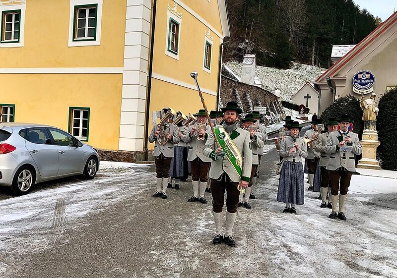Früher war die Region vom Bergbau geprägt, heute versucht man diese Traditionen am Leben zu halten. Im abgeschieden gelegenen Tal-Kessel sollen Feste, Bezirksmuseum und Schaustollen auch mehr Touristen anlocken. – Bild: ORF/​Mabon Film