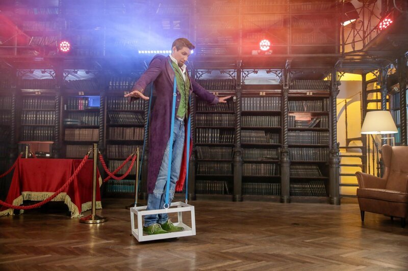 Auf dem Stundenplan steht Schweben. Zauberlehrer Tristan führt den Trick mit einer fliegenden Kiste vor. Können seine Zauberschüler*innen das Geheimnis lüften? – Bild: ZDF/​Günther Pichlkostner