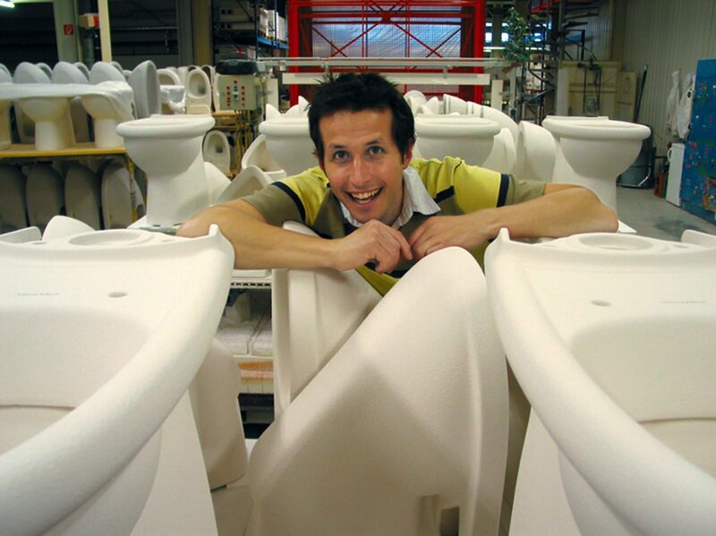 Um die Schüssel geht es Willi heute. Genauer gesagt, um die Kloschüssel. Kloschüsseln sind aus Keramik. Soviel ist Willi bekannt. Aber aus was besteht Keramik eigentlich? – Bild: Bayerischer Rundfunk/​megaherz gmbh