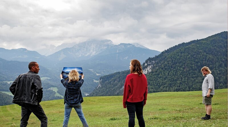 Die Situation ist angespannt, als Vevi Wagner und ihr Verlobter Lukas Schuberl, den Kommissaren Sophia Strasser und Jerry Paulsen von den Plänen ihrer kürzlich verstorbenen Tante berichten. – Bild: ARD/​Benjamin Strobel
