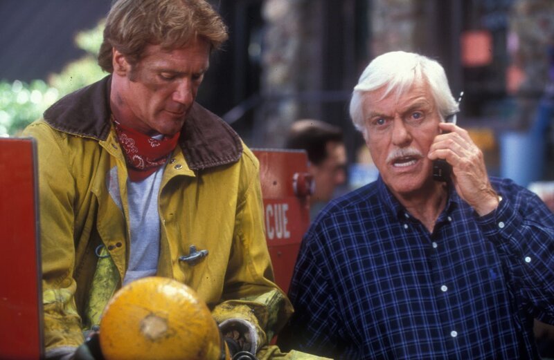 Steve (Barry Van Dyke, 2.v.r.) bespricht mit den Feuerwehrmännern den Einsatz. – Bild: CBS Studios Inc. All Rights Reserved. Lizenzbild frei