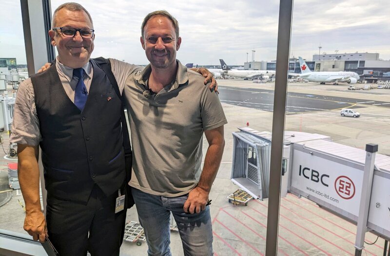 Norbert (li.) von fraport und Tobias Kämmerer. – Bild: HR/​Lukas Lowack