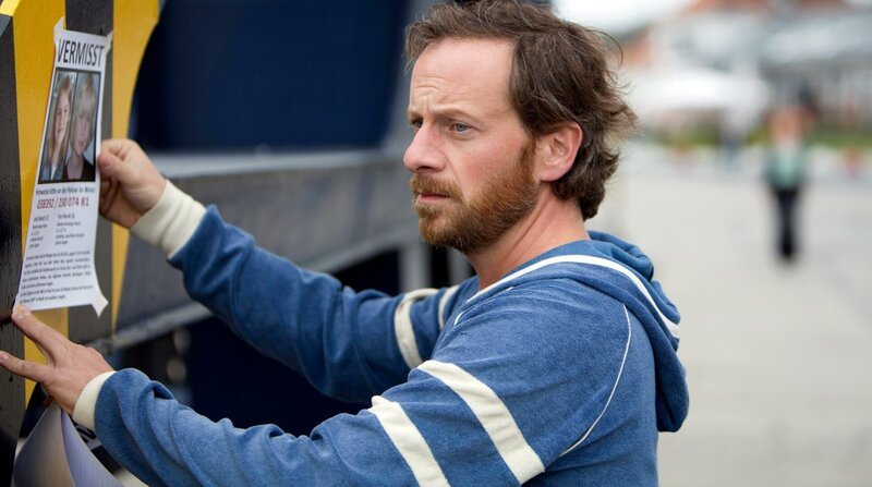 Frank (Fabian Busch) startet sofort eine Suchaktion nach seinen entführten Kindern Finn und Leila. – Bild: ARD Degeto/ndf/Esteve Franquesa / ZDF und ARD Degeto/ndf/Esteve Franquesa Parareda Frank (Fabian Busch) startet sofort eine Suchaktion nach seinen entführten Kindern Finn und Leila. – Bild: ARD Degeto/ndf/Esteve Franquesa / ZDF und ARD Degeto/ndf/Esteve Franquesa Parareda